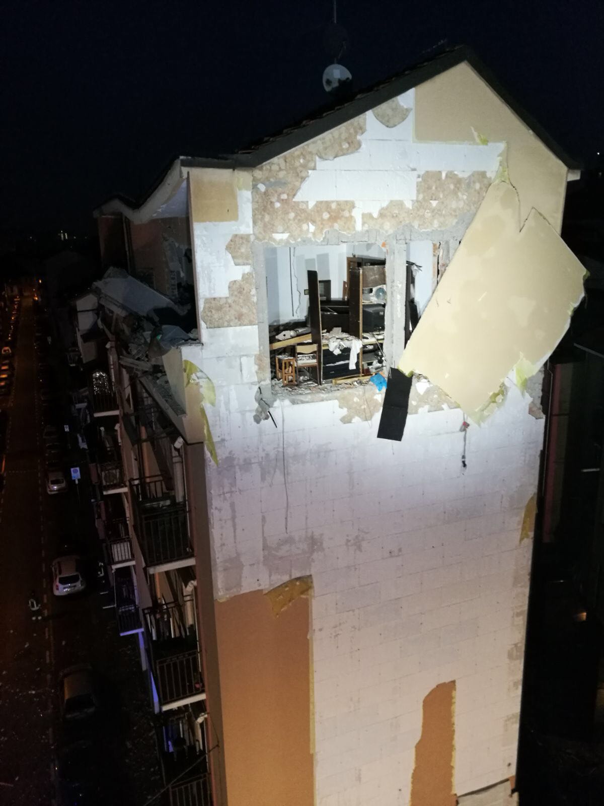 Fuga di gas, esplode palazzo a Sesto: sei feriti